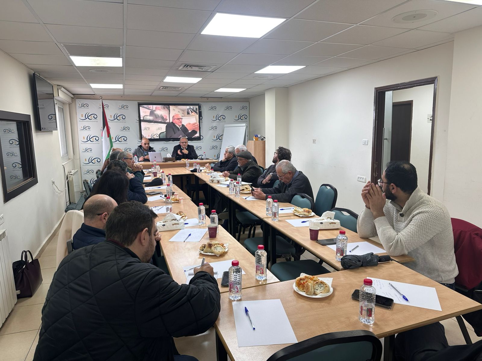خلال ورشة حوارية نظمها مركز مسارات، شخصيات فلسطينية تطرح مقاربات لكيفية بلورة تيار ثالث قادر على الخروج من المأزق الراهن